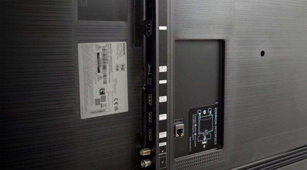 Gli ingressi ora passano a 3 HDMI contro le 2 dell'anno scorso