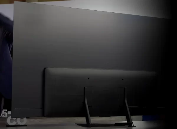 S90C sembra identico al modello del 2022, ovviamente qui l'elettronica e gli ingressi sono fissi nella parte bassa della TV