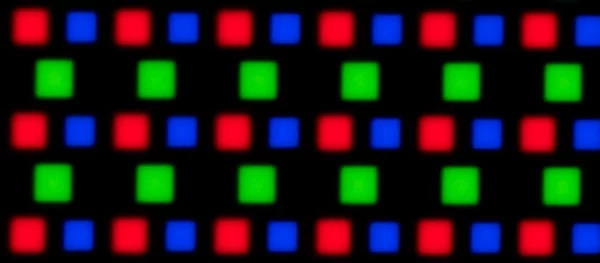 Per la prima volta un'oled senza il quarto sub-pixel bianco. La struttura del pixel è quindi triangolare, questo consente una minore incisione dei piccoli caratteri nel caso di utilizzo monitor, dalla giusta distanza di visione invece non crea differenze.